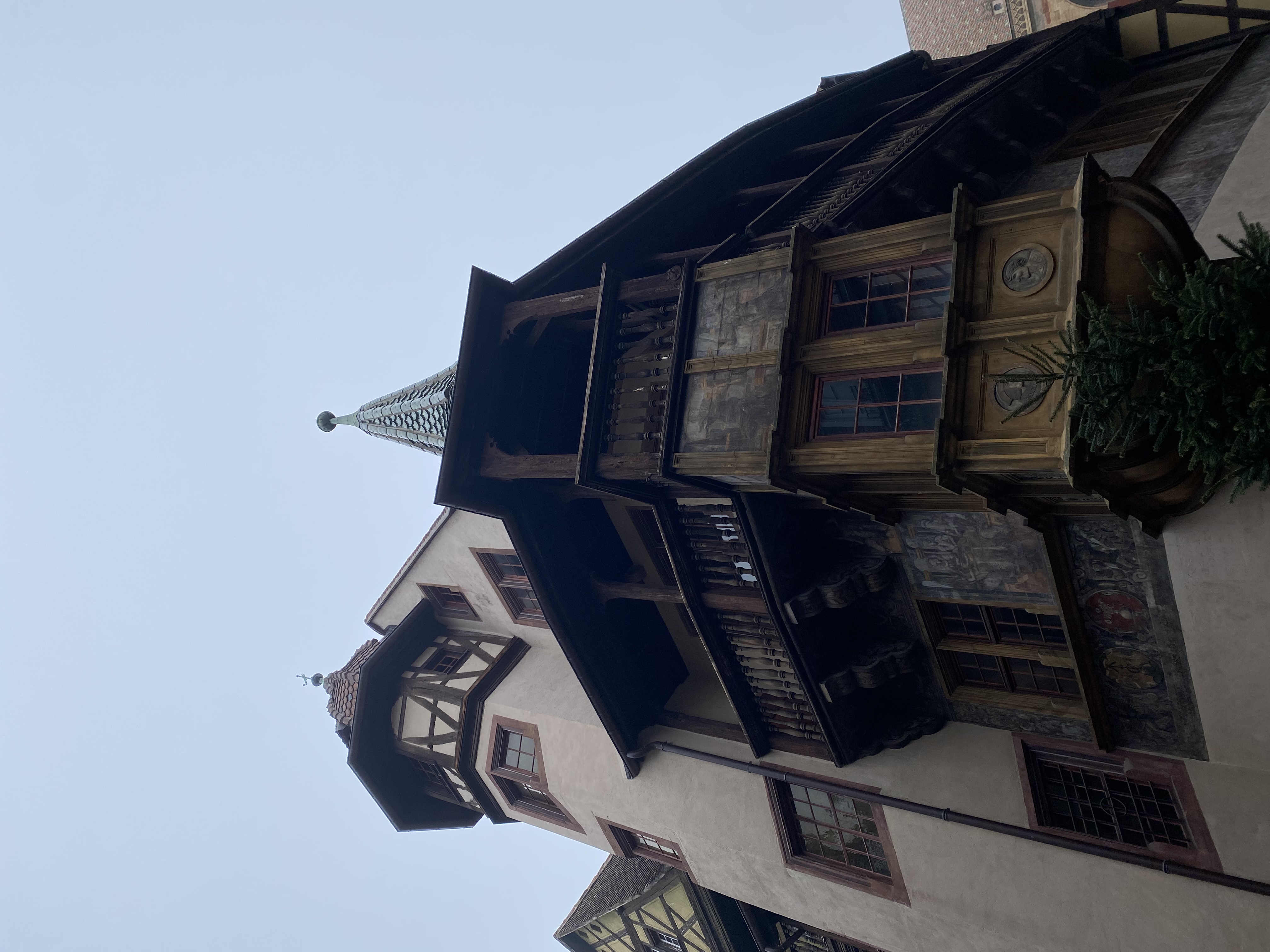 Colmar'da yarı ahşap tarihi bina, kuleli yapı