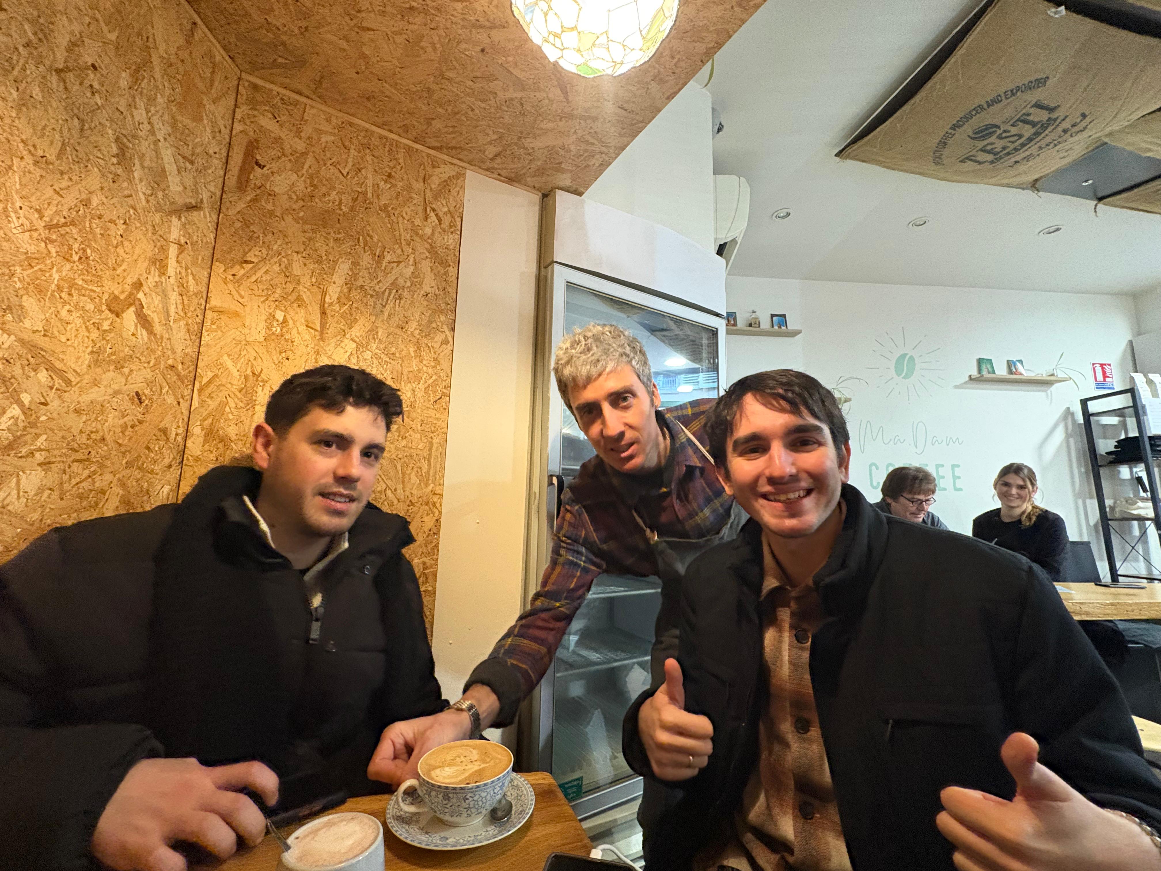 Colmar'da kafede arkadaşlarla kahve molası