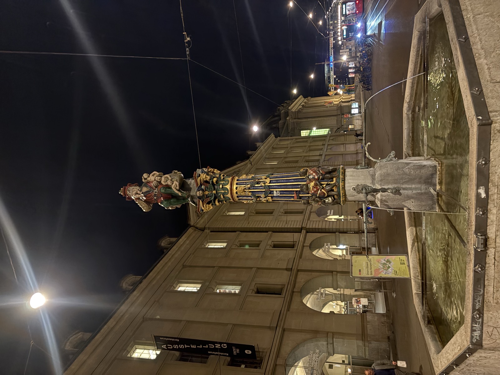 Bern'in meşhur çeşmelerinden biri, gece