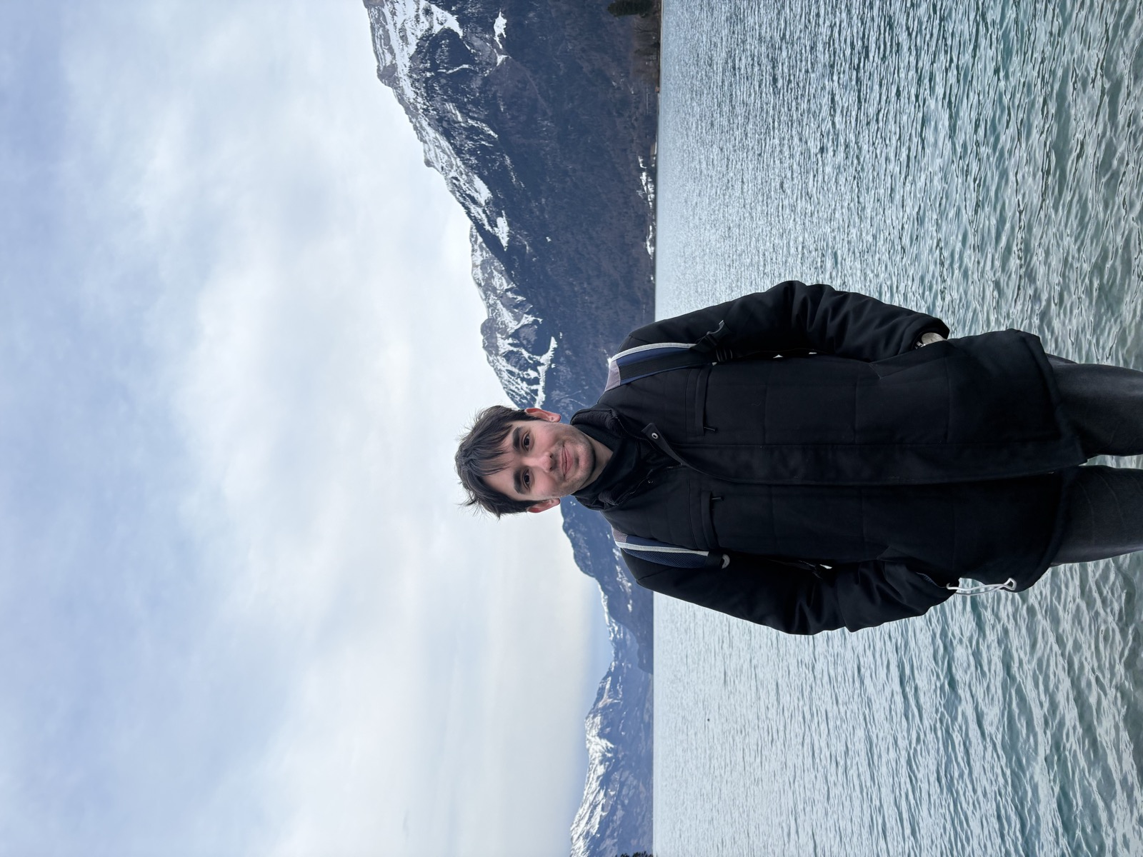 Brienzersee gölü kıyısında, Alpler arka planda