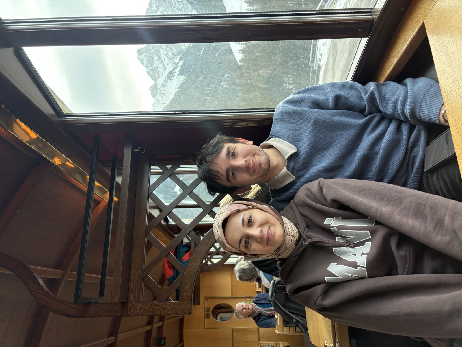 Golden Pass Retro trenin ahşap iç mekanında selfie