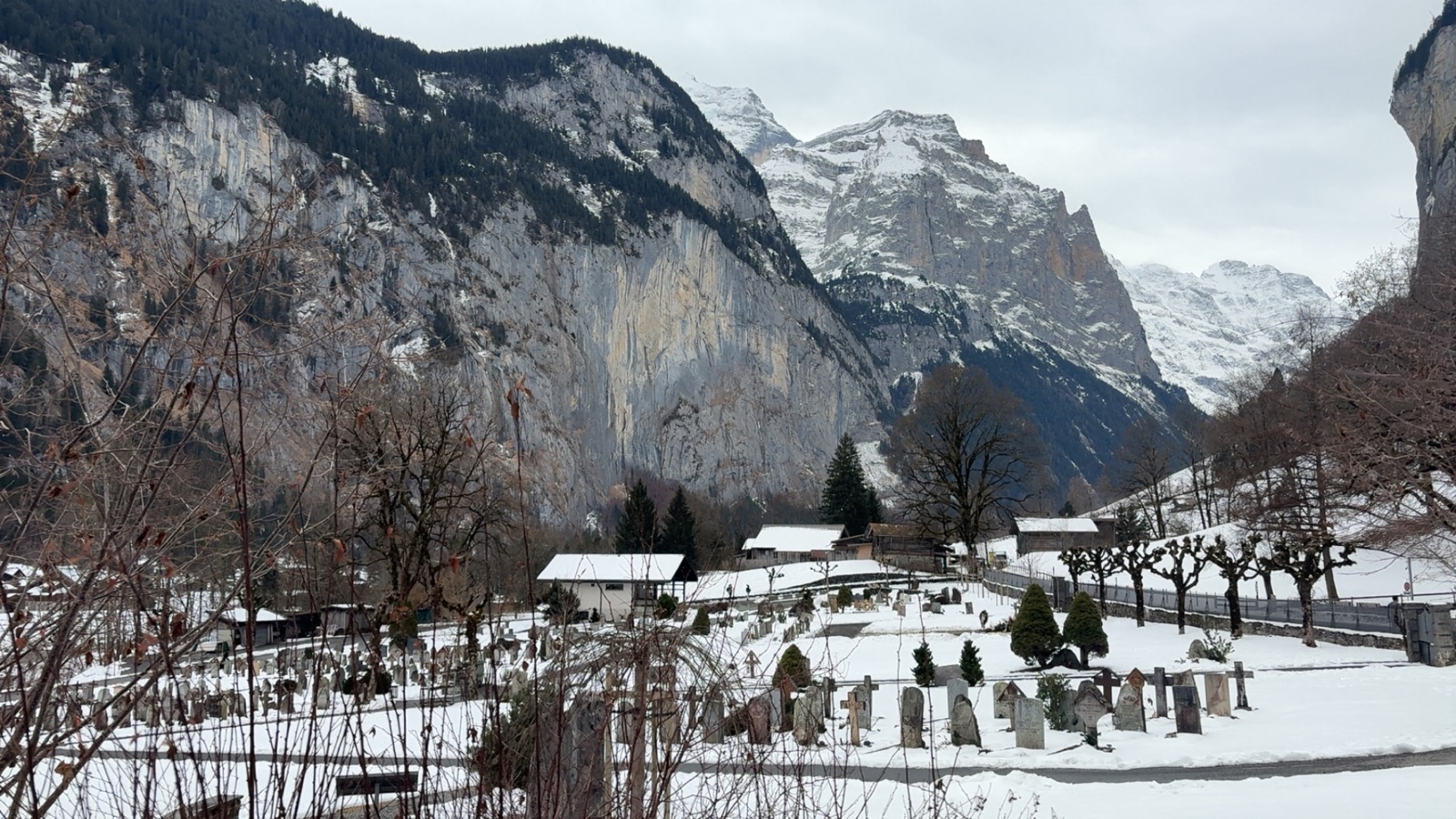 Lauterbrunnen, kar altında vadi ve kayalıklar