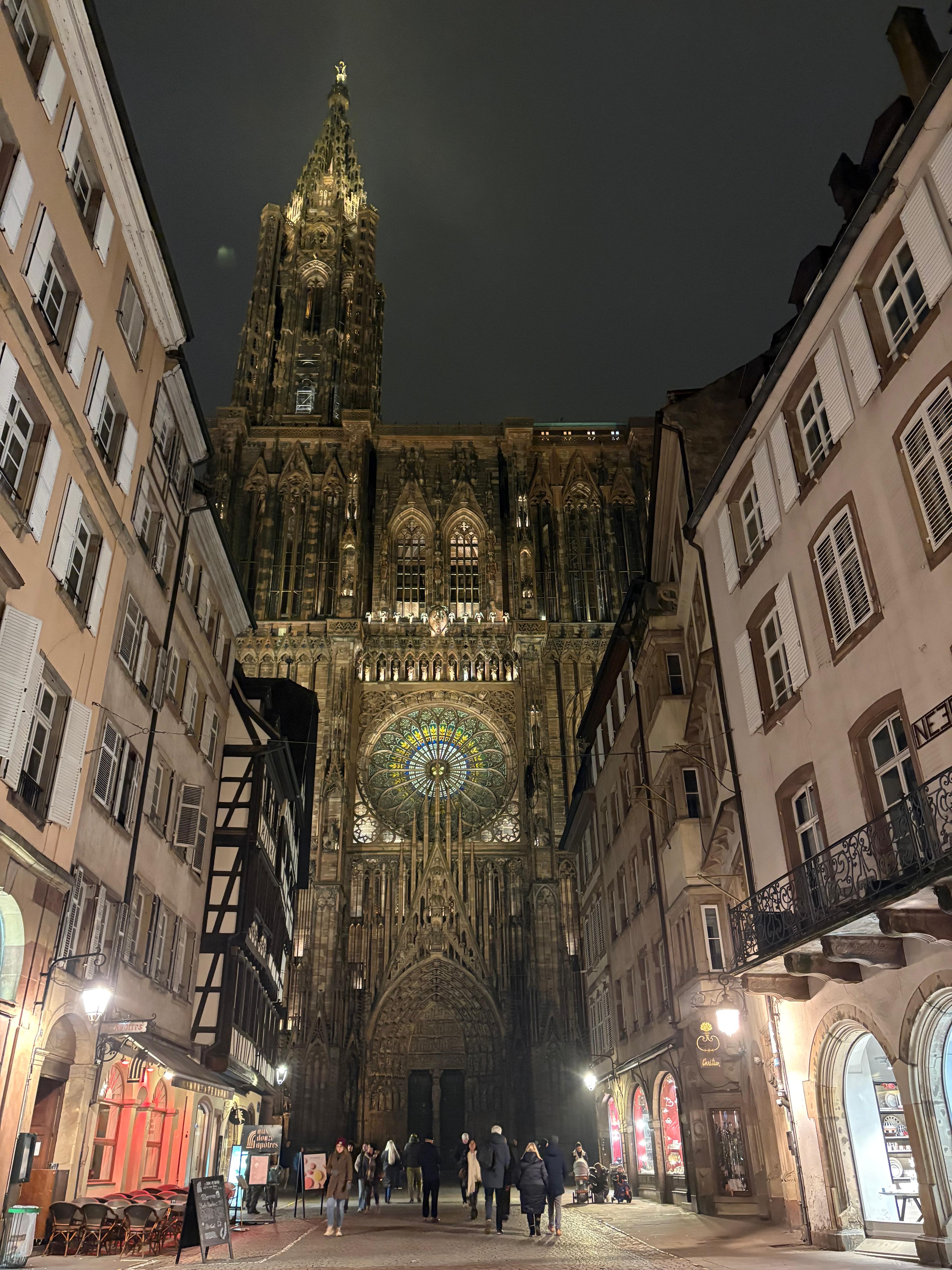 Cathédrale Notre-Dame de Strasbourg, sokaktan gece görünümü