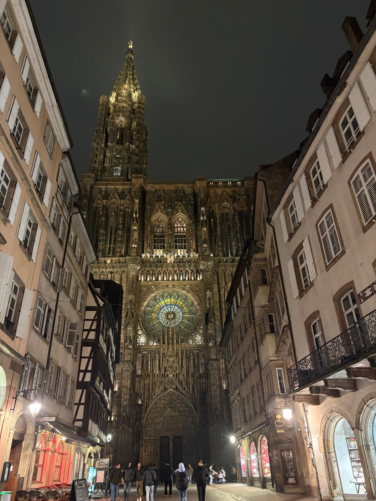 Cathédrale Notre-Dame de Strasbourg, gece aydınlatmalı