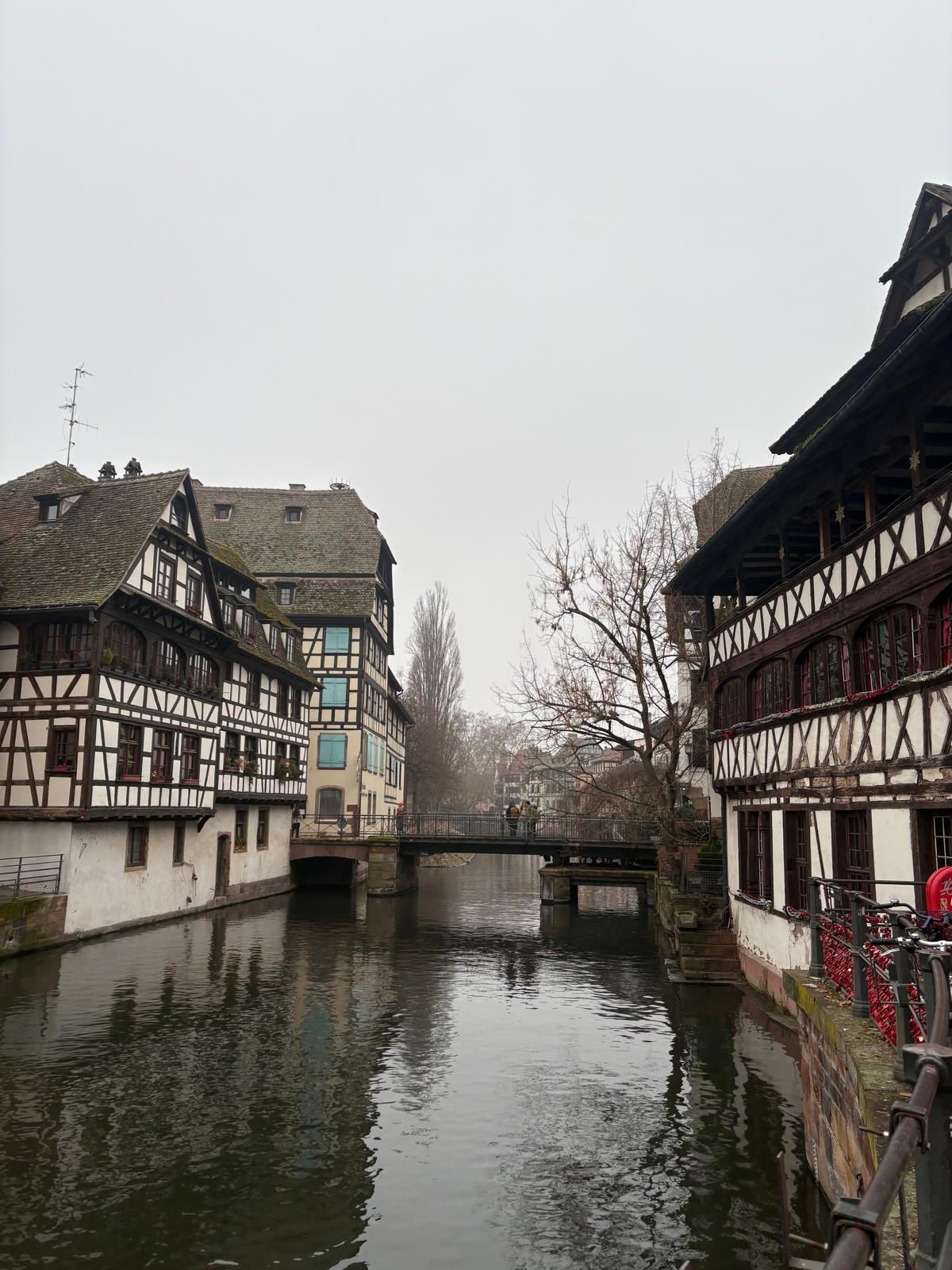 Maison des Tanneurs, dar kanal ve köprü