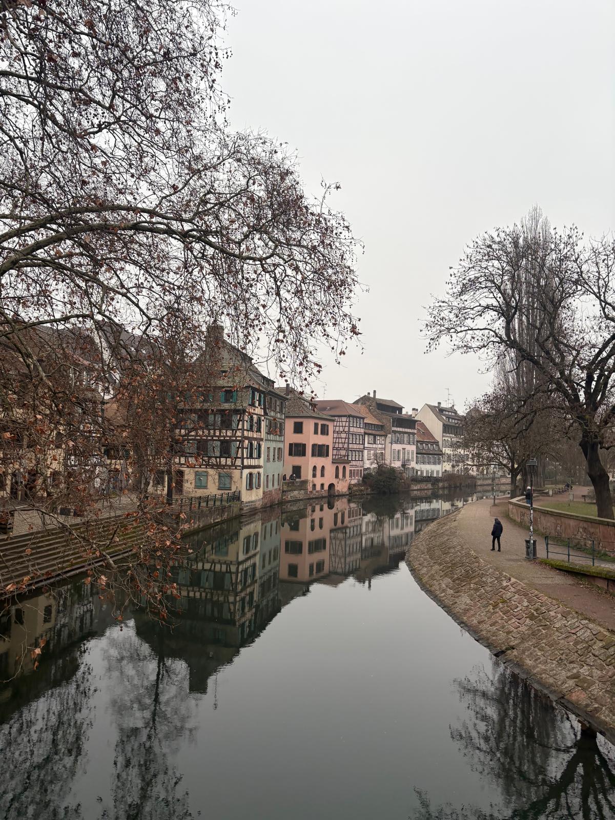 Petite France, Ill Nehri kıyısında renkli yarı ahşap evler