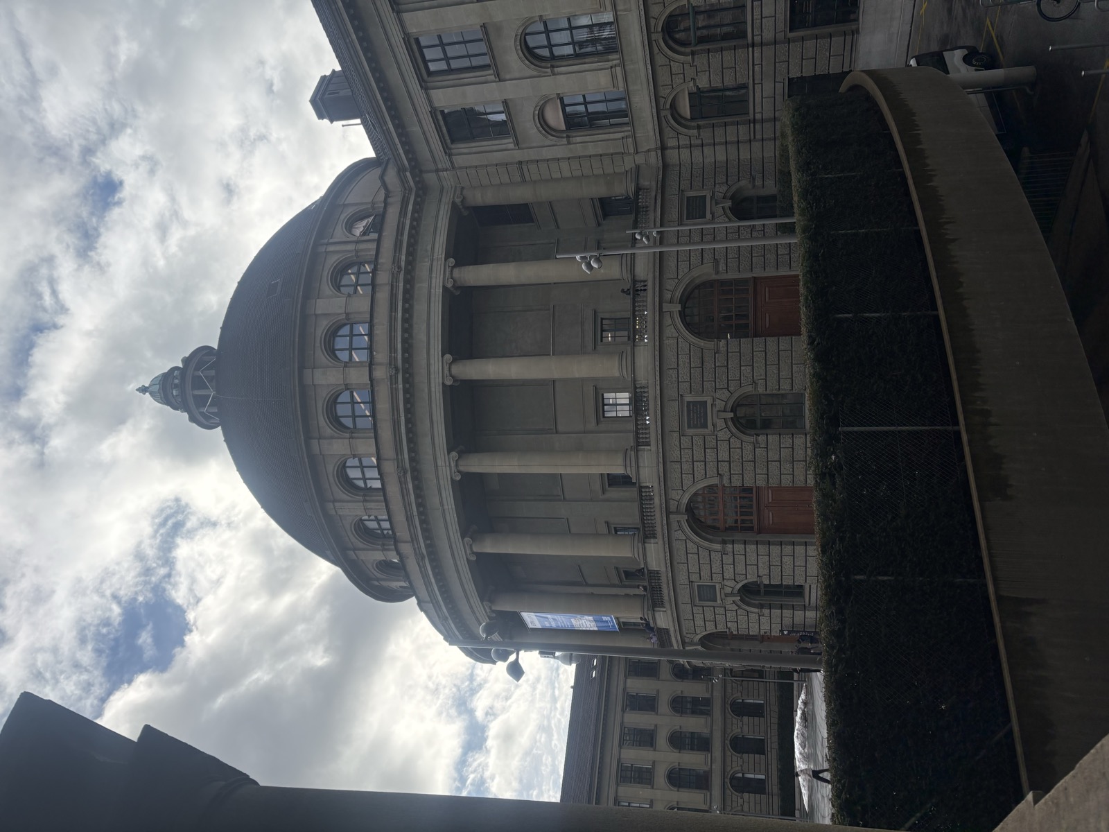 ETH Z&uuml;rich ana bina, kubbeli neoklasik yapı