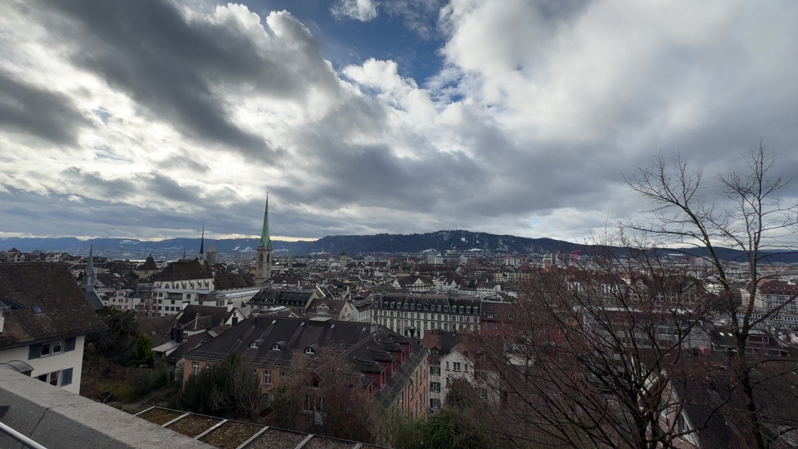 ETH terasından Z&uuml;rih panoraması, kilise kuleleri ve şehir manzarası