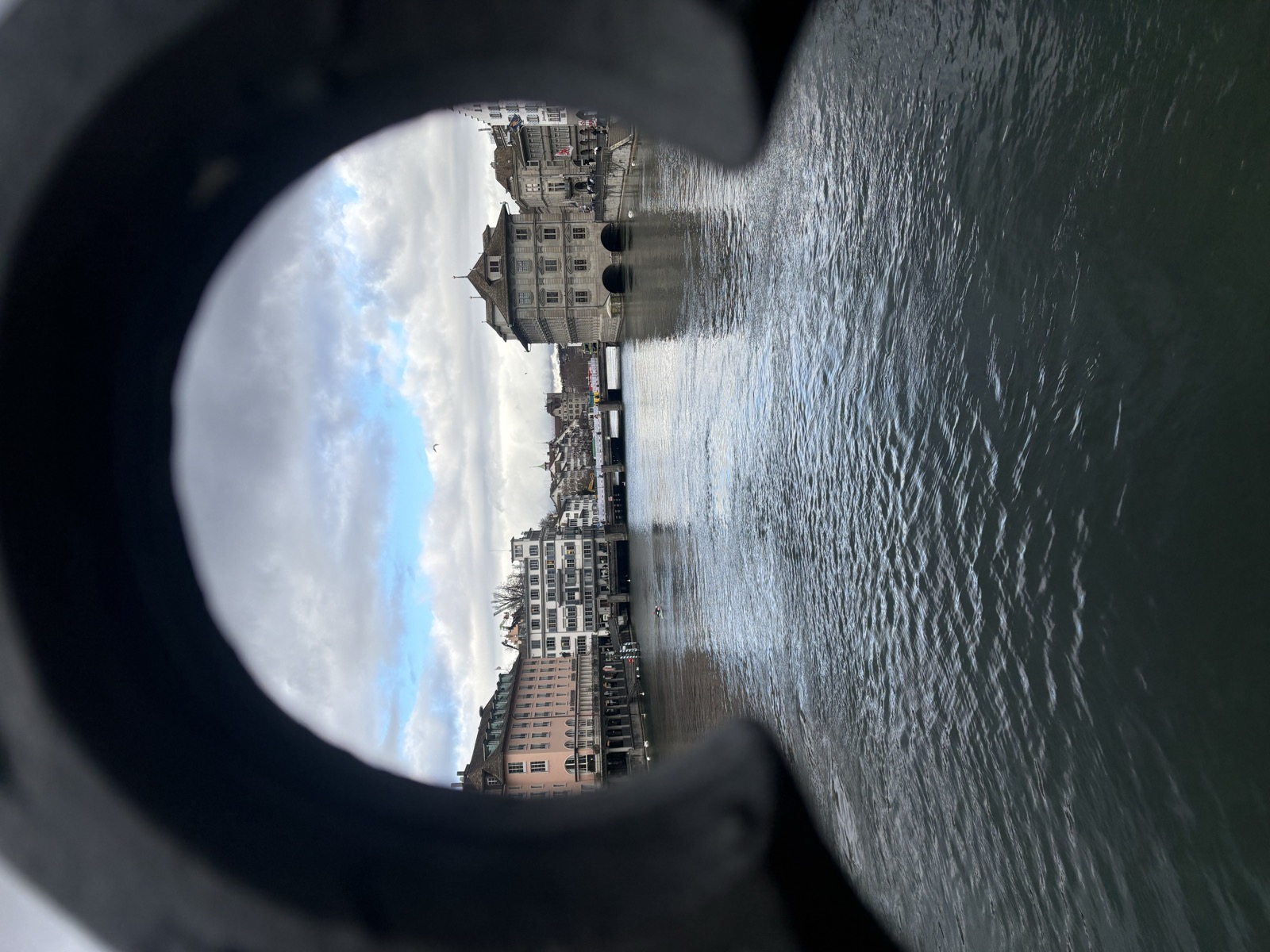 Limmat Nehri, Z&uuml;rih eski şehir binaları, k&ouml;pr&uuml;den artistik &ccedil;er&ccedil;eve